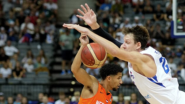 esk basketbalista Jan Vesel proltv kolem  Leona Williamse z Nizozemska.