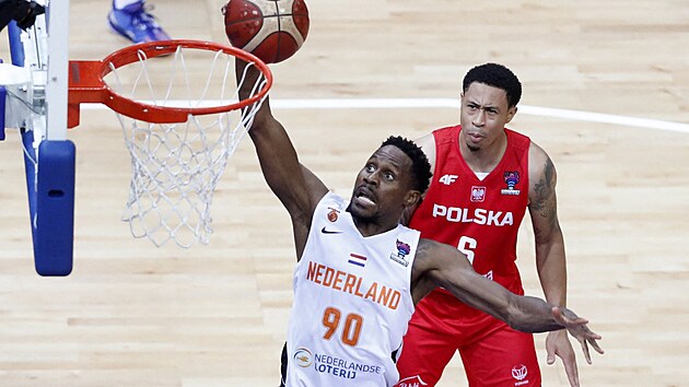 Nizozemsk basketbalista Charlon Kloof zakonuje na polsk ko, sleduje ho A. J. Slaughter.