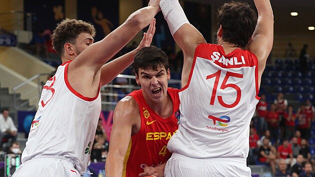 panlsk basketbalista Jaime Pradilla se dere k tureckmu koi, brn pivoti Sertac Sanli (vpravo) a Alperen Sengn.