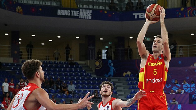 panlsk basketbalista Xabier Lopez-Arostegui stl na tureck ko, sleduje ho Sehmus Hazer.