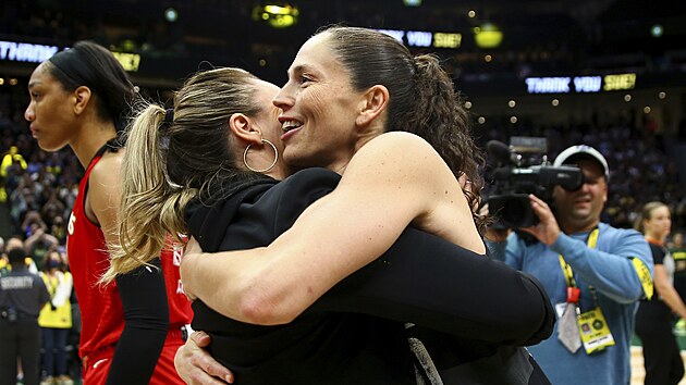 Sue Birdov (vpravo) ze Seattle Storm ukonila kariru, byla u toho i jin rozehrvaka Becky Hammonov, je ji jako trenrka Las Vegas Aces vyadila z play off WNBA.