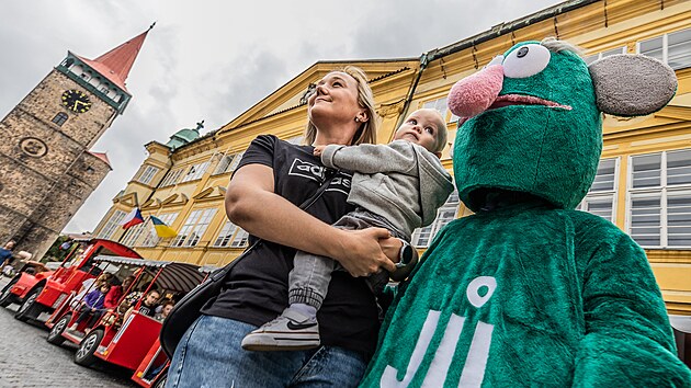 Program poh�dkov�ho festivalu p�il�kal d�ti na ji��nsk� Vald�tejnovo n�m�st�. (8. z��� 2022)