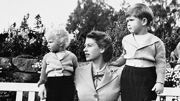 Britsk krlovna Albta II. se svmi dtmi, princem Charlesem a princeznou Annou, v arelu skotskho zmku Balmoral 14. listopadu 1952
