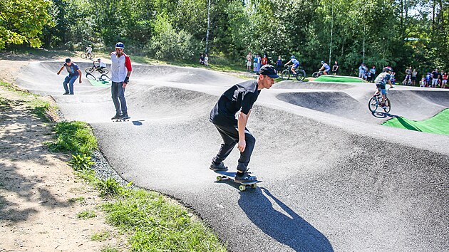 Nov� otev�en� pumptrack na Plask� ulici u T�emo�ensk�ho rybn�ka p�il�kal cyklisty, kolob�k��e a skateboardisty. (3. 9. 2022)