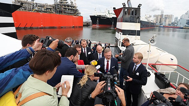 Premiér Petr Fiala a šéf ČEZ Daniel Beneš na slavnostním otevření LNG terminálu v nizozemském Eemshavenu (8. září 2022)