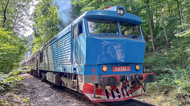 Lokomotiva 749.262 spolenosti Rail System voz nkolikrt tdn po vlece z Kyselky do Vojkovic a 20 pln naloench voz s minerlkou.
