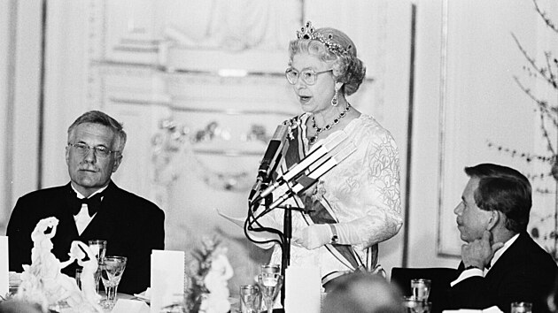 Britsk krlovna Albta II. s Vclavem Havlem a Vclavem Klausem pi proslovu na recepci na poest britskho krlovskho pru na Praskm hrad pi jeho nvtv eska v roce 1996.
