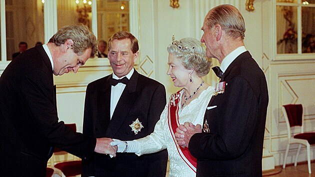 Britsk krlovna Albta II. s Vclavem Havlem a Miloem Zemanem na recepci na Praskm hrad na poest britskho krlovskho pru pi jeho nvtv eska v roce 1996.