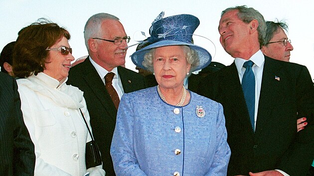 Livia Klausov a tehdej prezident Vclav Klaus s britskou krlovnou Albtou II. a americkm prezidentem Georgem Bushem na ceremonilu k 60. vro spojeneckho vylodn v Normandii v roce 2004.