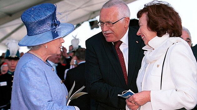 Livia Klausov a tehdej prezident Vclav Klaus s britskou krlovnou Albtou II. na ceremonilu k 60. vro spojeneckho vylodn v Normandii v roce 2004.