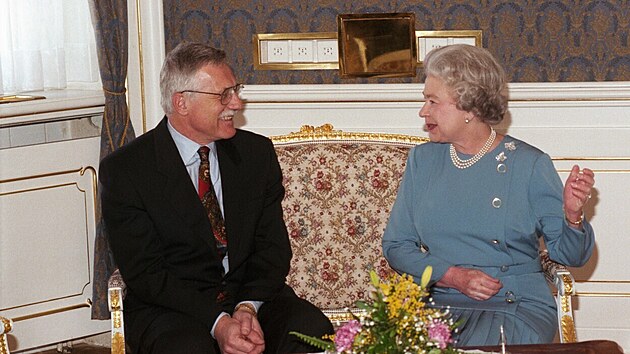 Krlovna Albta II. s tehdejm pedsedou esk vldy Vclavem Klausem v Lichtentejnskm palci v Praze na nvtv britskho krlovskho pru v esku v roce 1996.