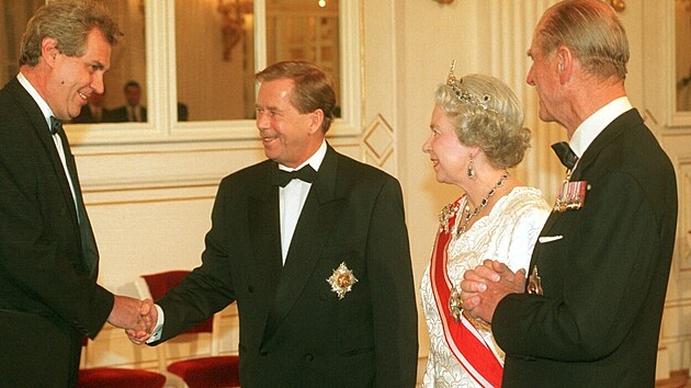 Britsk krlovna Albta II. s Vclavem Havlem a Miloem Zemanem na recepci na Praskm hrad na poest britskho krlovskho pru pi jeho nvtv eska v roce 1996.
