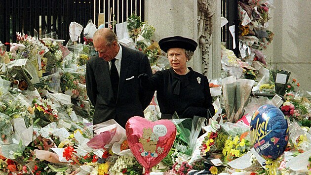 Princ Philip a krlovna Albta II. ped Buckinghamskm palcem po smrti princezny Diany (Londn, 5. z 1997)