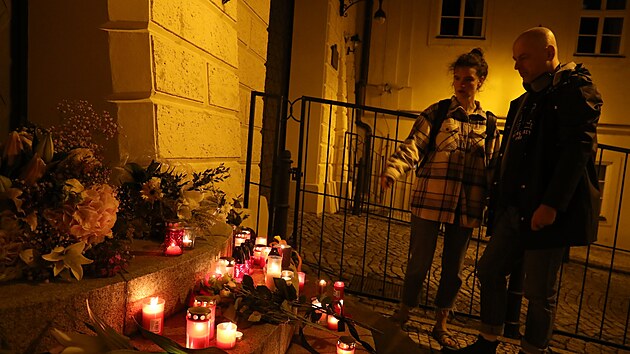 Ped britskm velvyslanectvm v Praze se veer objevilo nkolik svek na poest zesnul panovnice Albty II. (8. 9. 2022)