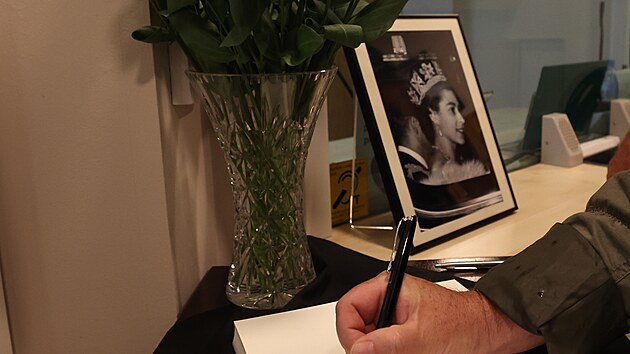 Britsk ambasda v Praze otevela kondolenn knihu k uctn pamtky Albty II. (9. 9. 2022).