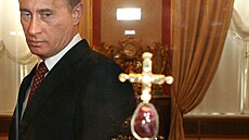 Ruský prezident Vladimir Putin si prohlíí korunu Petgrva Velikého (7. bezna...