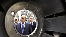 Ruský prezident Vladimir Putin pi návtv továrny na vrtulníkové motory (24....