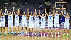 Fintí basketbalisté se radují z výhry proti Nizozemsku.