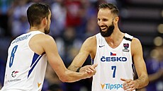 Vojtěch Hruban (vpravo) a Tomáš Satoranský se radují z úspěšné akce v utkání...