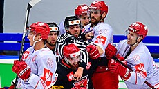 Radovan Pavlík z Hradce Králové mezi p�esilou hrá�� Grenoblu.