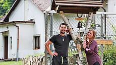 Manželé Jan a Kateřina Eibinovi z minifarmy Semtambobek u zvoničky před branou...