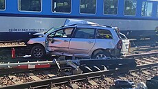 V sobotu ráno se srazilo auto s vlakem u obce Vele�ín na �eskokrumlovsku. (3....