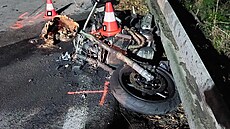 Motorka po st�etu s autem na �eskokrumlovsku za�ala ho�et. (2. zá�í 2022)