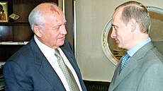 Michail Gorbaov (vlevo) a Vladimir Putin na snímku z roku 2000