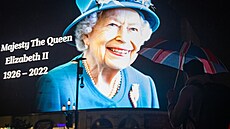 Lidé v Londýn sledují oznámení o úmrtí královny Albty II. (9. záí 2022)