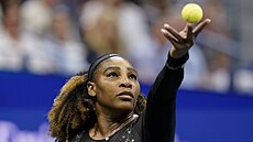Serena Williamsová servíruje ve druhém kole US Open.