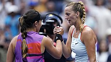 Petra Kvitová gratuluje Jessice Pegulaové po prohraném osmifinále na US Open.