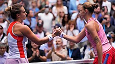Karolína Plíková gratuluje Aryn Sabalenkové po tvrtfinále na US Open.