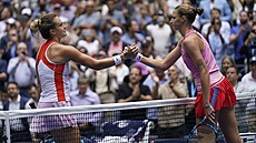 Aryna Sabalenková a Karolína Plíková po tvrtfinálovém utkání na US Open.