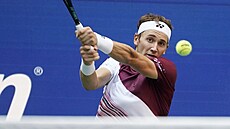 Casper Ruud hraje bekhend v semifinále US Open.