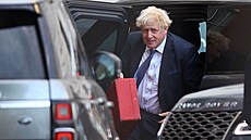Britský premiér Boris Johnson pijídí do Downing Street v Londýn. (5. záí...