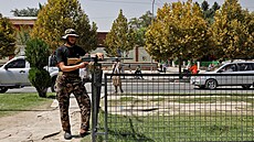 Bojovník Talibanu stojí na stráži po výbuchu před ruskou ambasádou v Kábulu.... | na serveru Lidovky.cz | aktuální zprávy