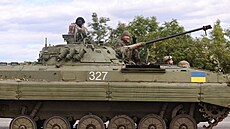 Ukrajinští vojáci na obojživelném obrněném transportéru vyjíždějí z Bachmutu v... | na serveru Lidovky.cz | aktuální zprávy