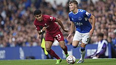 Luis Diaz (vlevo) a Nathan Patterson bhem liverpoolského derby v Premier...