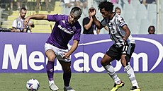 Juan Cuadrado (vpravo) a Riccardo Sottil v zápase Fiorentiny s Juventusem v...