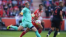 Branká Manuel Neuer z Bayernu Mnichov odkopává mí proti Unionu Berlín v...