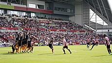 Ivan Toney z Brentfordu stílí gól z pímého kopu proti Leedsu.