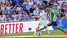 Luka Modri (vlevo) v souboji s Alexem Morenem v zápase Realu Madrid proti...