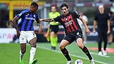 Denzel Dumfries z Interu proti Sandru Tonalimu z AC Milán v milánském derby.