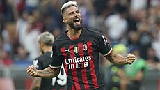 Olivier Giroud oslavuje svou trefu v milánském derby proti Interu.
