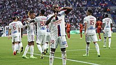 Alexandre Lacazette slaví gól Lyonu proti Angers.