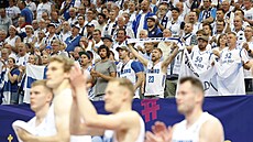 Fanouci Finska v zápase mistrovství Evropy proti Polsku.
