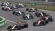 Závodníci b�hem Velké ceny Nizozemska na okruhu Zandvoort. V pop�edí Red Bull...