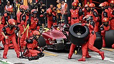 Mechanici Ferrari vyměňují pneumatiku u vozu Carlose Sainze při Velké ceně...