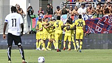 Fotbalisté Boloni oslavují gól v zápase Serie A proti Spezii.