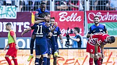 Hrái Herthy Berlín slaví gól proti Augsburgu.